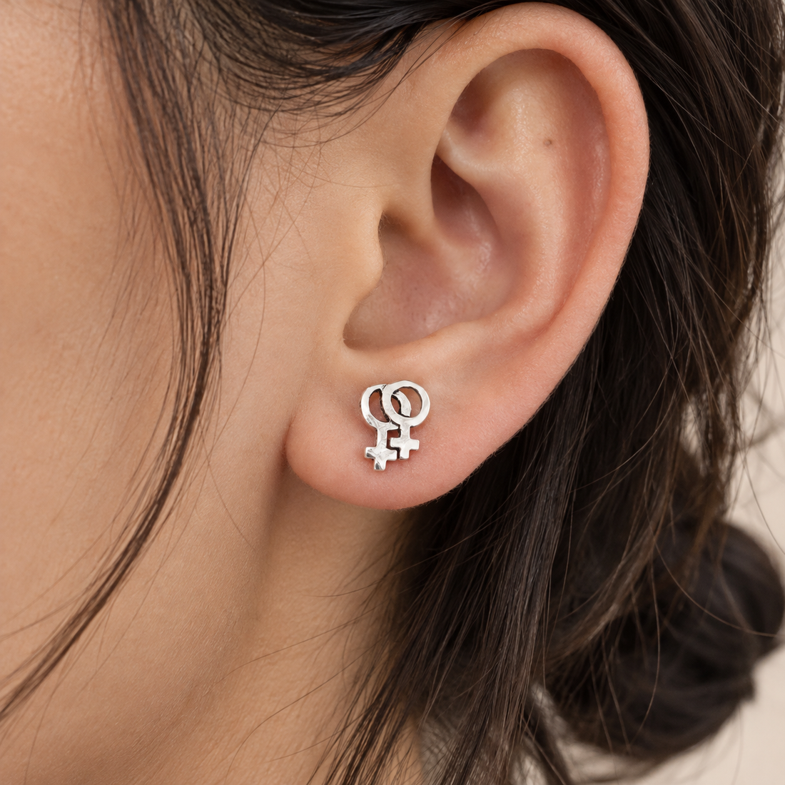 Interlocking female symbol