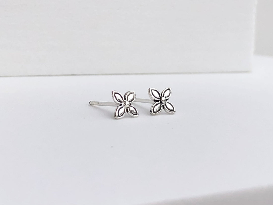 925 Sterling silver flower stud earrings, flower earrings, flower studs, small flower earrings, clover earrings, silver oxidized flower
