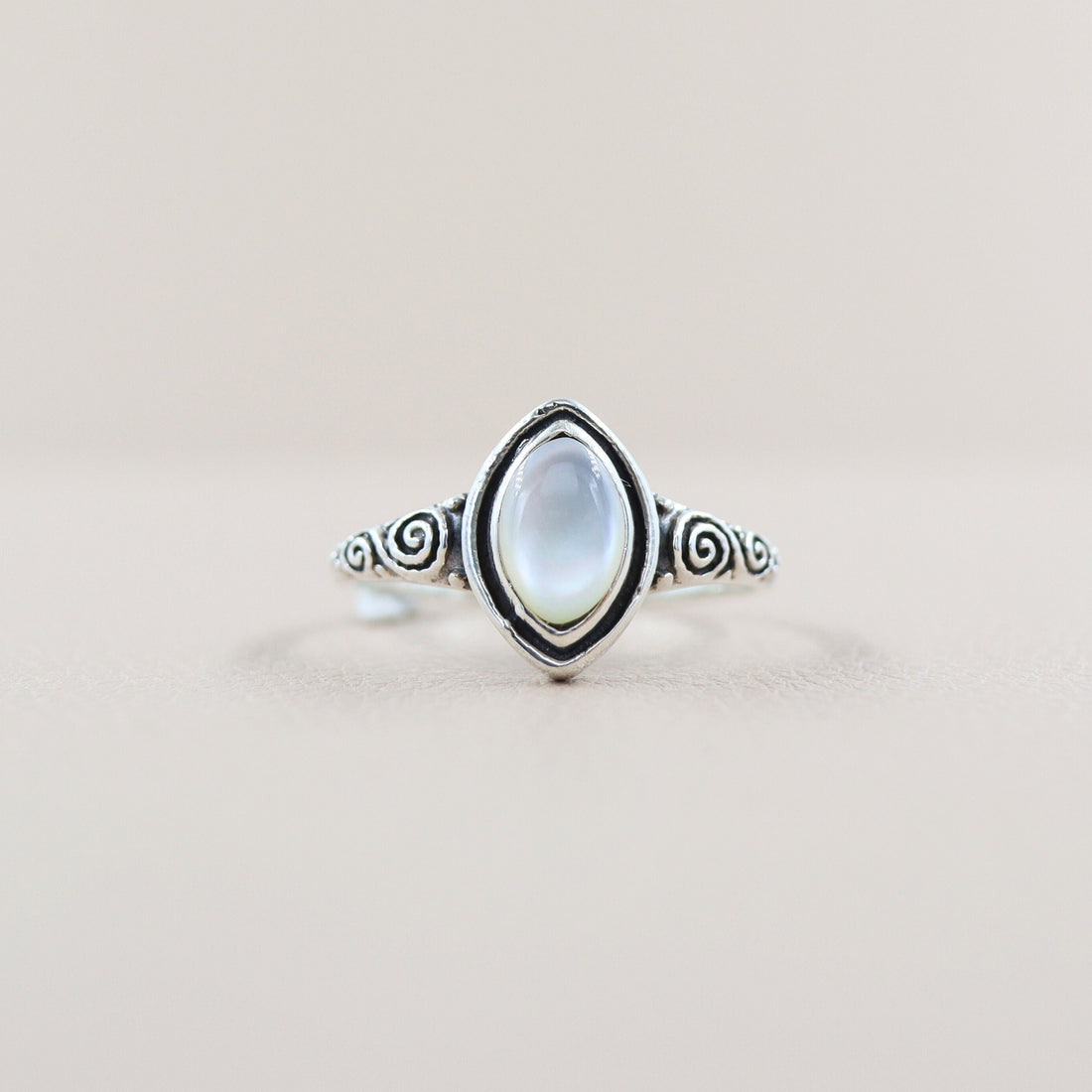 Mother of Pearl Statement Ring in Sterling Silver, Pearl Ring, MOP Ring, Silver Oval Ring, Gemstone Ring, Boho Ring, Stellar Ovalia Ring